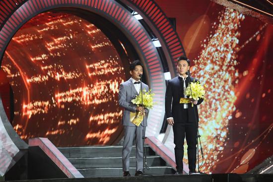 演员王宝强和释小龙作为颁奖嘉宾将最佳儿童片颁发给了《天上掉下个琳妹妹》。