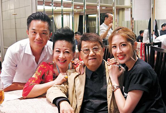 右起：陈敏之、黎小田、薛家燕与胡诺言感情好到如家人。