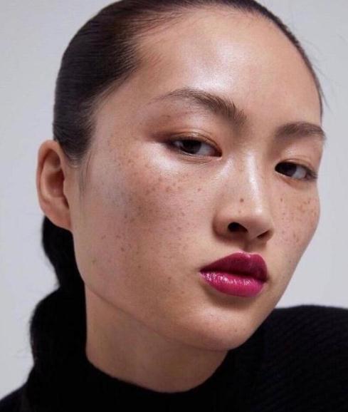 中国模特李静雯满脸雀斑的照片引发争议