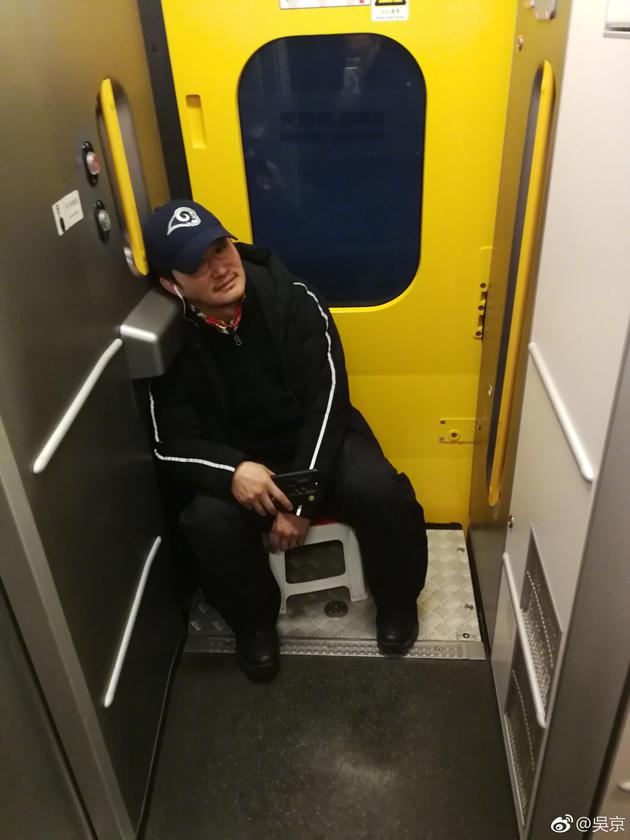 　23日，吴京带小板凳坐火车。