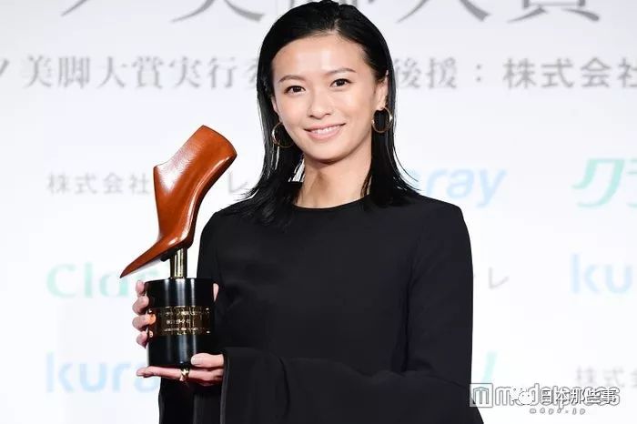 美腿大奖举行颁奖礼 荣仓奈奈山本美月大秀长腿