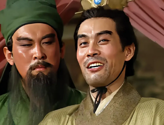 在《三国演义》中，陆树铭饰演关羽，张光北饰演吕布。