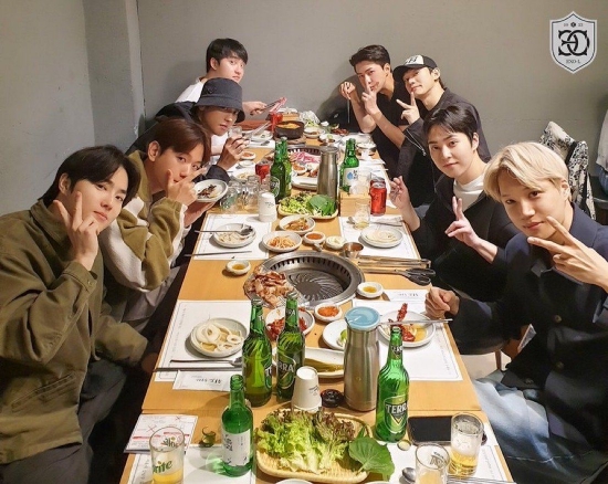 EXO更新出道十一周年聚餐照 冲镜头比耶十分帅气